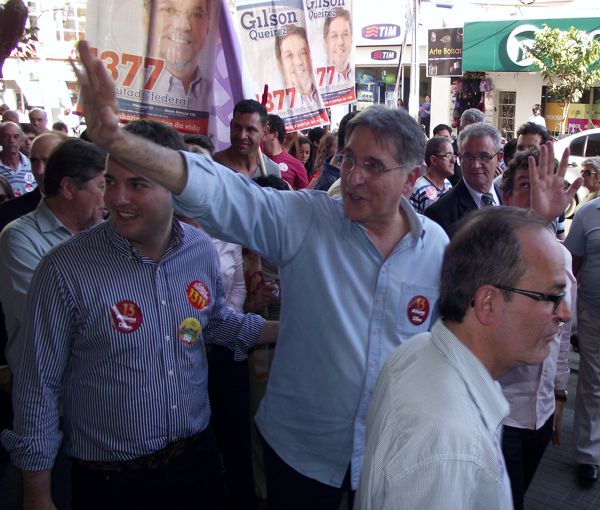 IBOPE: Pimentel com 45% em Minas Gerais está praticamente eleito no 1º turno Pimentel em visita Divinópolis